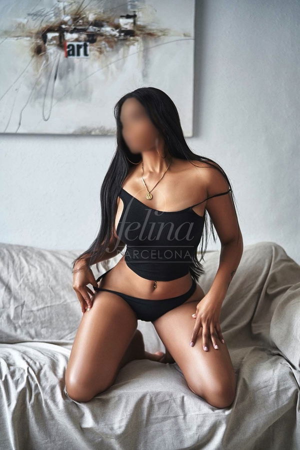 Troia latina di lusso a Barcellona per sesso, che si toglie le mutandine, Amanda