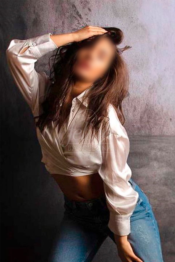 Lumi rumana en Valencia para dúplex, con tejanos, Selena