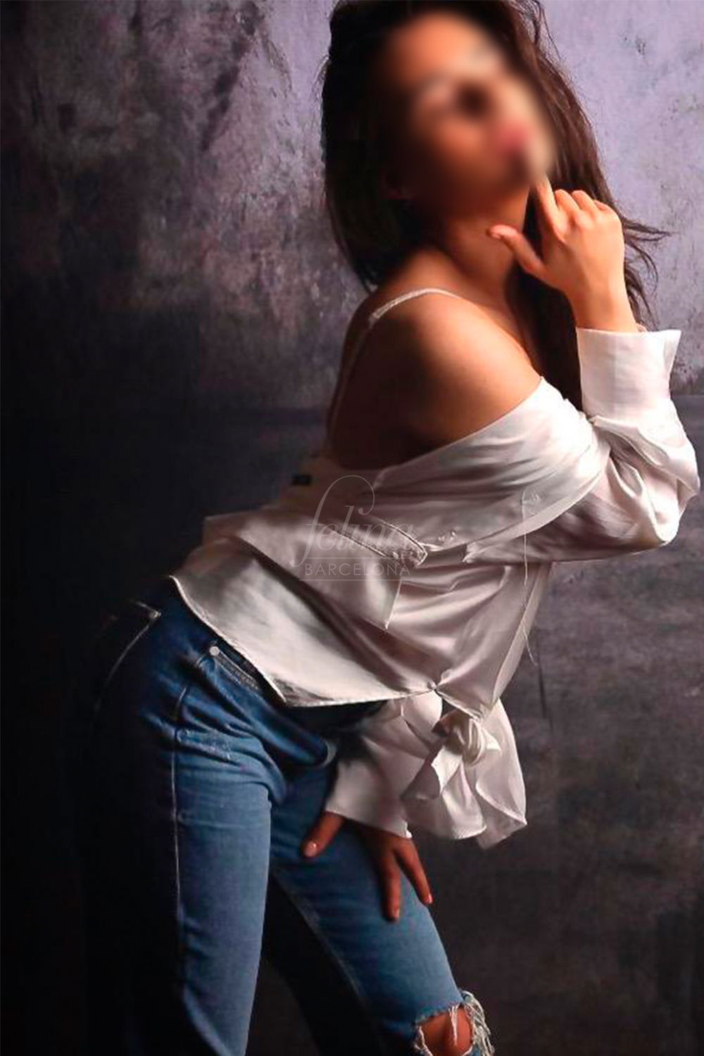 Escort de lujo rumana en Valencia para francés facial, con tejanos, Selena