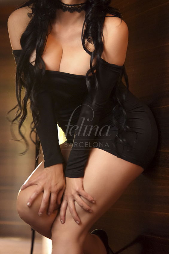 Escort de lujo con vestido negro en Felina Barcelona, Milette