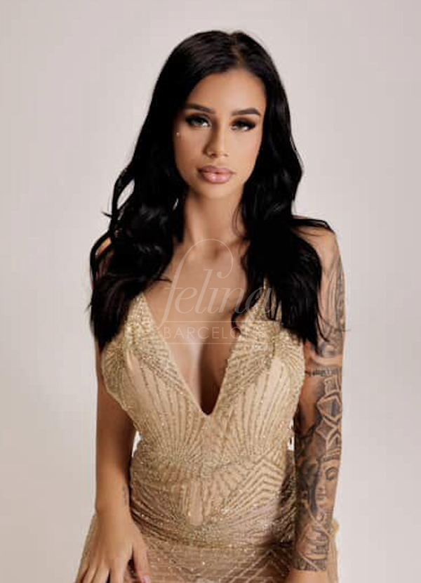 Escorte de luxe en lingerie beige chez Felina Barcelona, Livia.