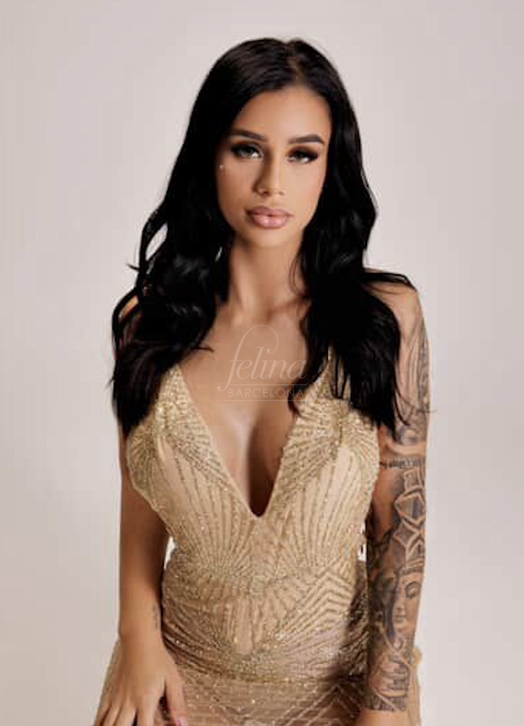Escorte de luxe en lingerie beige chez Felina Barcelona, Livia.